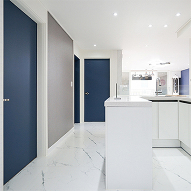 White and blue healing interior with the feeling of a Mediterranean vacation spot